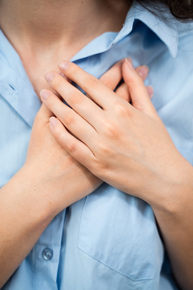 close up woman holding chest suffering heart attac 2026 02 15 00 37 48 utc copia