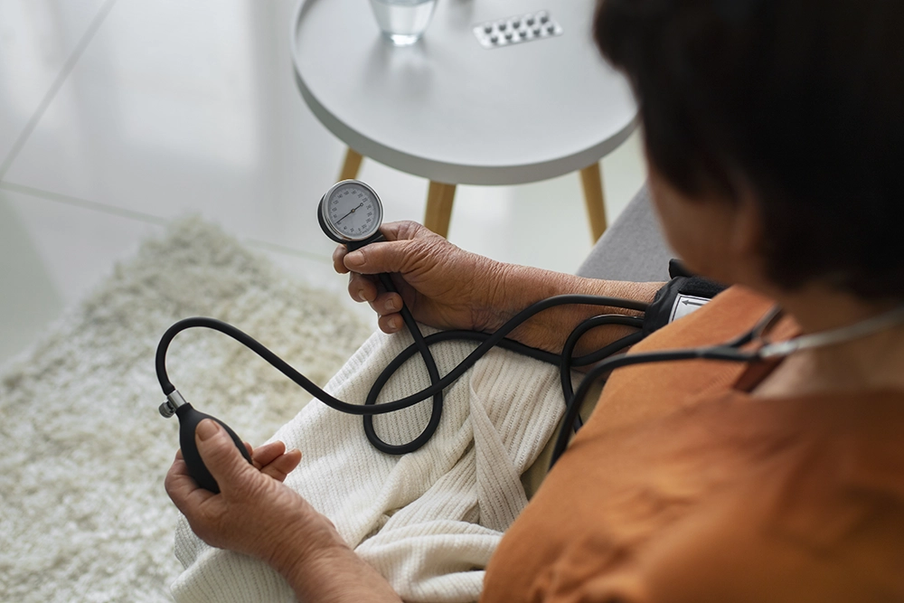 older person checking their blood pressure with tensiometer copia